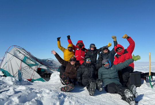 '운명의 날' 빙하 시추를 기지 도움 없이 성공한 극지연을 포함한 국제 공동연구팀.  극지연 제공